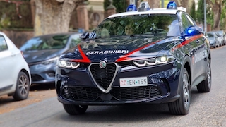 Der Alfa Romeo Tonale der italienischen Carabinieri fahrend in der Stadt.