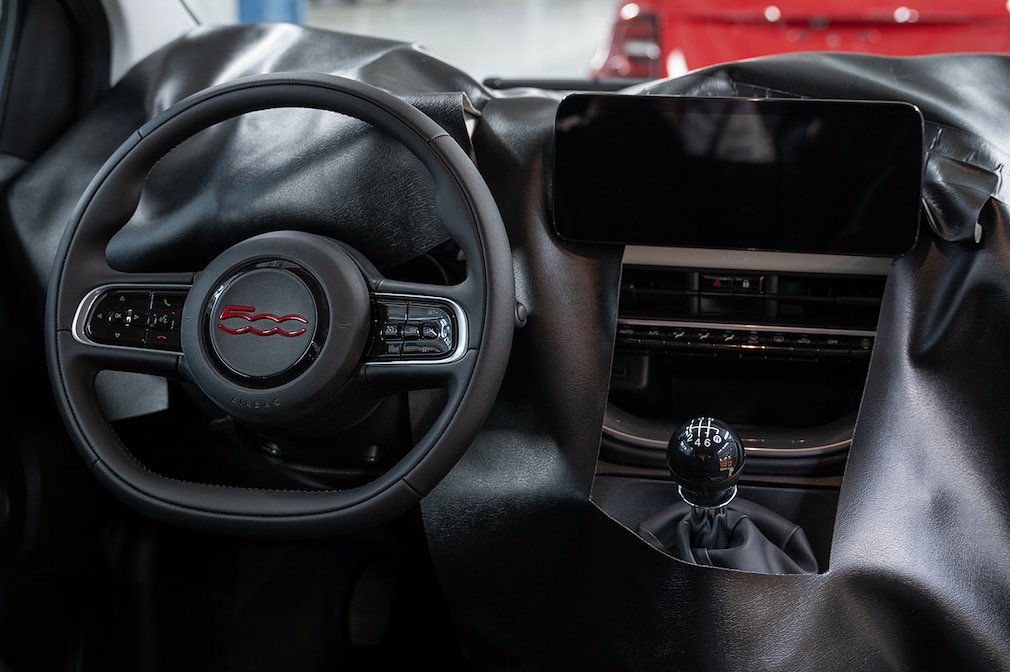 Der Innenraum des Fiat 500, der Tacho und das Armaturenbrett sind noch abgedeckt.