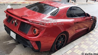 Der skurrile Toyota Celica-Umbau geparkt an der Straße.