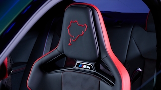 Die Kopfstütze mit Nordschleifen-Verlauf des BMW M4 Edition Nürburgring.