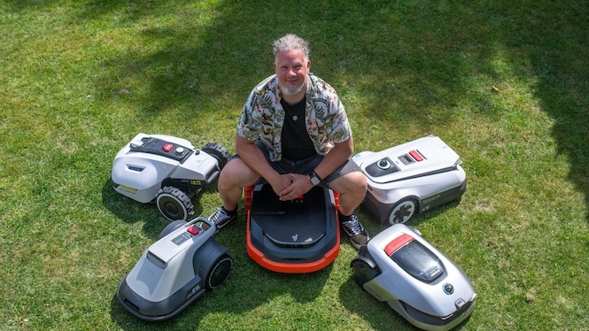 Diverse Mähroboter auf dem Rasen
