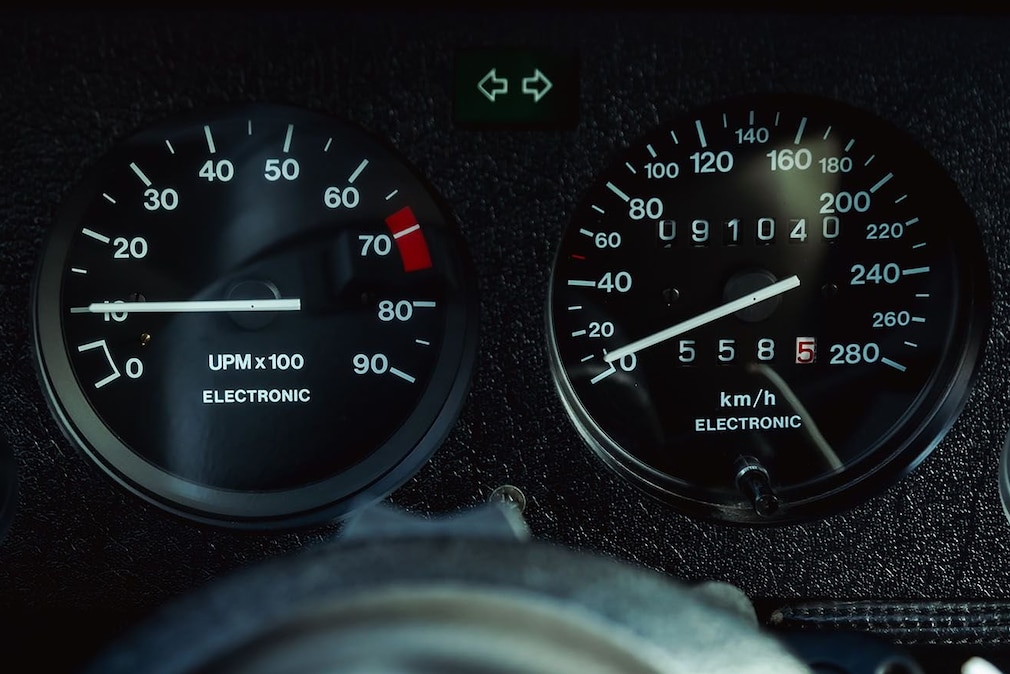 Drehzahlmesser, Tacho und Kilometerzähler des BMW M1
