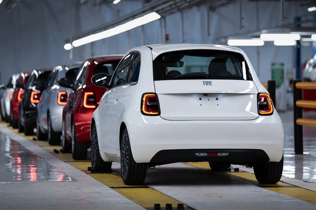 Fiat 500 Hybrid in der Heckansicht auf der Produktionsstraße im Werk