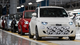 Fiat 500 Hybrid mit leichter Tarnung auf der Produktionsstraße im Werk
