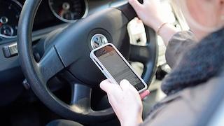 Handy, Smartphone und Tablet am Steuer