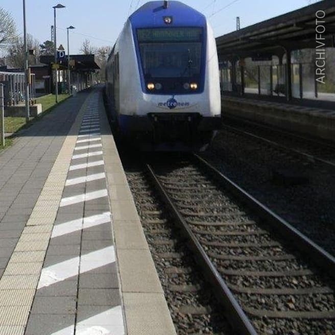 Nach Randale im Zug: 25 Hansa-Fans sitzen die Nacht auf kleinem Bahnhof fest