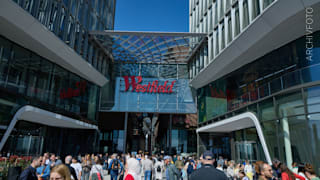 Einkaufscenter in Hamburg: Mann sitzt 40 Minuten auf Klo fest