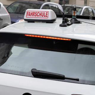Minikamera, Handys und Kopfhörer: 18-Jähriger betrügt bei Fahrprüfung