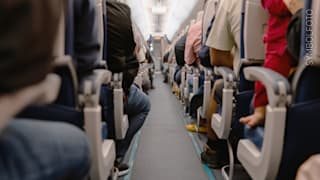 Unfall im Flugzeug: Passagier wird Fuß von Servierwagen zerquetscht