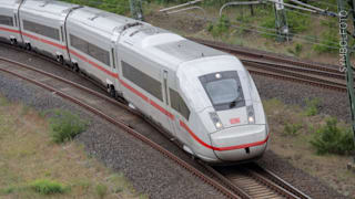 Angriff im ICE von Hamburg nach Bremen: Mann verletzt Personal