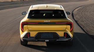Kia K4 Hatchback fahrend in der Heckansicht