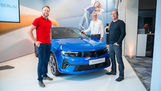 Leser Richard (l.) und Christian (r.) mit Albrecht Schäfer, Director Marketing Opel