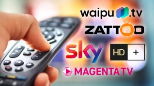 Bestenliste TV-Streaming-Anbieter: Logos und eine Fernbedienung in einer Hand, die auf einen TV zeigt