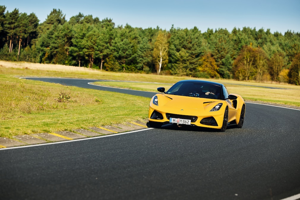 Lotus Emira auf Rennstrecke