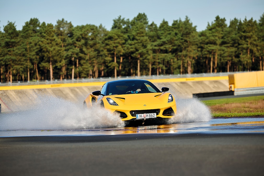 Lotus Emira beim Aquaplaning