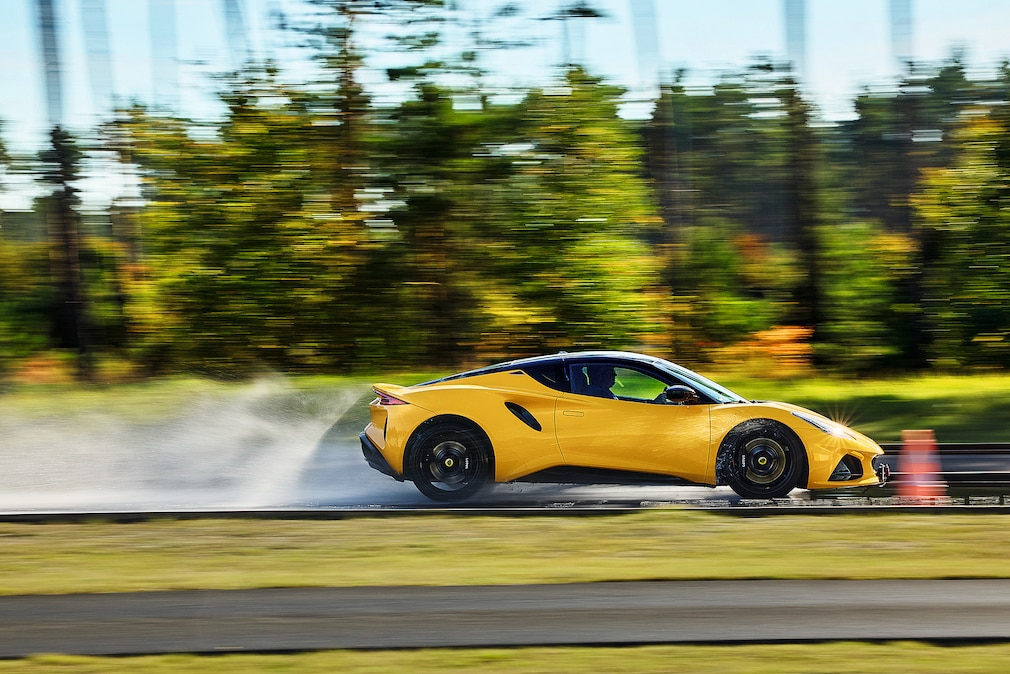 Lotus Emira mit Vollbremsung auf nasser Fahrbahn