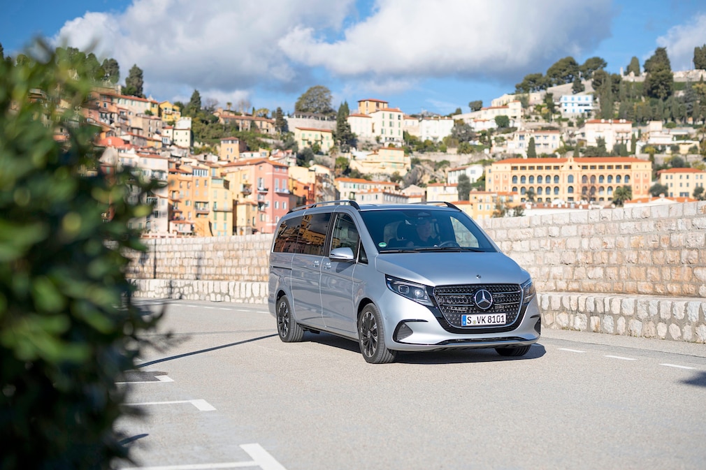 Die neue Mercedes-Benz V-Klasse – Exterieur, Ausstattung u.a. AVANTGARDE, hightechsilber metallic, MBUX Widescreen Cockpit, Komfortsitze, Leder Lugano schwarz, Zierelement Holzoptik Olive dunkelgrau // The new Mercedes-Benz V-Class – Exterior, equipmen