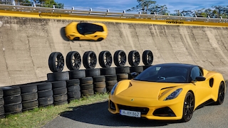 Passend zum sportlichen Reifenformat haben wir mit dem Lotus Emira einen klassischen Mittelmotor-Sportwagen als Referenzfahrzeug gewählt