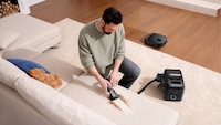 Person reinigt Sofa mit Eufy-Tiefenreiniger