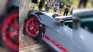 Porsche 911 GT3 RS crasht gegen Baum