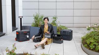 Bestenliste Powerstation: Julia Struck mit Jackery Explorer 2000 Plus, EcoFlow River 2 Max, Anker PowerHouse 521, Allpowers S1500, Bluetti AC200Max
