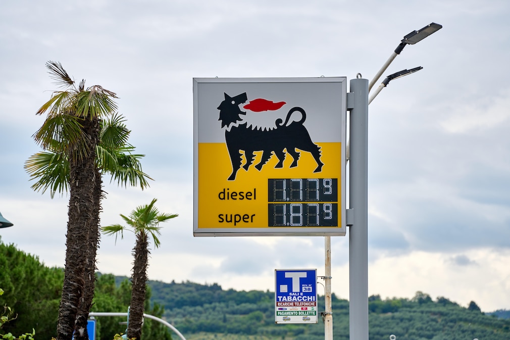 Preistafel für Benzin und Diesel einer Eni Tankstelle in Italien