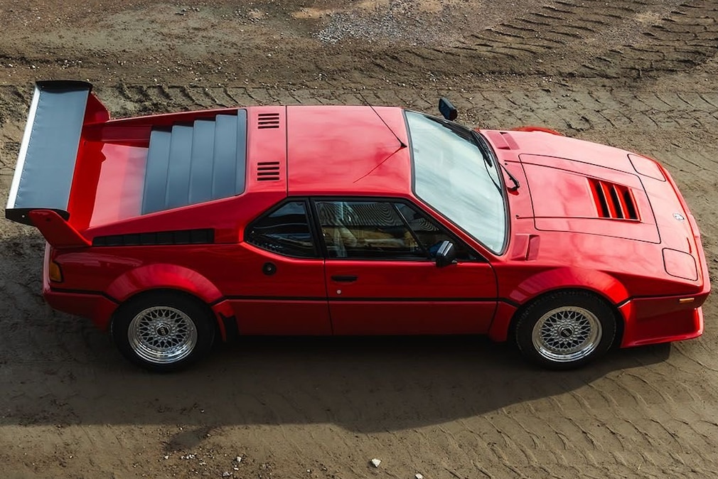 Roter BMW M1 von schräg oben von der Seite