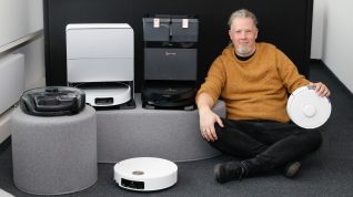 Testredakteur mit Saug-Wisch-Robotern