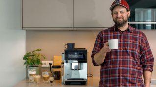 Bestenliste Kaffeevollautomaten: Redakteur mit Testsieger