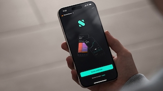 Smartphone von einer Hand gehalten, auf dem Display ist ein Scalable-Logo