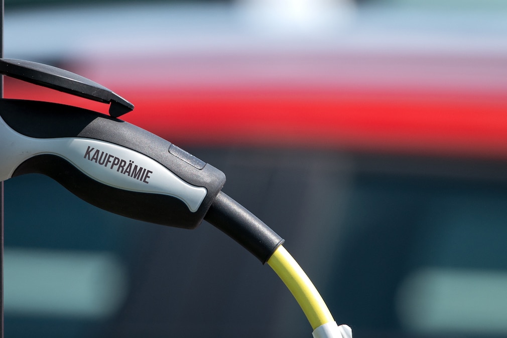 Symbolischer Ladestecker: Förderung durch Kaufprämie