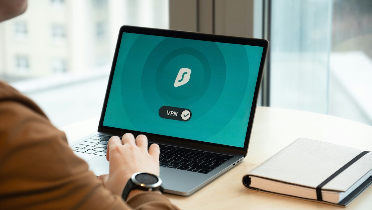 Laptop Bildschirm mit Surfshark VPN Logo. Steht für No-lo-Policy