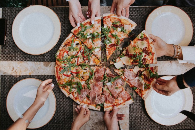 Geschnittene Pizzastücke. Surfshark VPN kannst du mit Freunden und Familie teilen wie eine Pizza