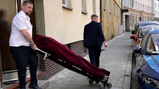 Der Tote wird abtransportiert
