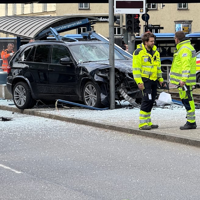  München: Unfall! Auto fährt in Tramhaltestelle – Frau (22) tot