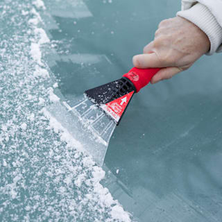 Auto-Scheiben richtig enteisen: Die sieben größten Fehler beim Eiskratzen