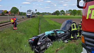 Zugunfall bei Osnabrück: Auto kracht gegen Bahn – Rentner (82) stirbt