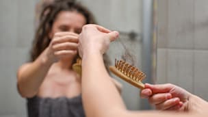 Expertin klärt auf: Haarausfall nach Gebärmutter-Entfernung