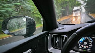 Winter: Was muss ich beim Autofahren bei Nässe beachten?