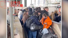 Stau am Bahnsteig: Nur ein Fahrgast reagiert richtig
