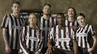 Wie ein Bild aus alten Zeiten: Der FC St. Pauli spielt kommende Saison zu Hause wieder klassisch Braun-Weiß. Von den Profis präsentieren Eric Smith, Hauke Wahl, Abdoulie Ceesay und Jackson Irvine (v.l.) das neue Shirt