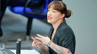 Reichinnek ätzt im Bundestag: „Milliarden für Rüstung, für Frauen ein Danke“