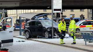  München: Unfall! Auto fährt in Tramhaltestelle – Frau (22) tot