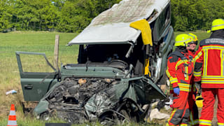Unfall auf A7 bei Schmalfeld: Land Rover überschlägt sich – 2 Verletzte, Hund tot