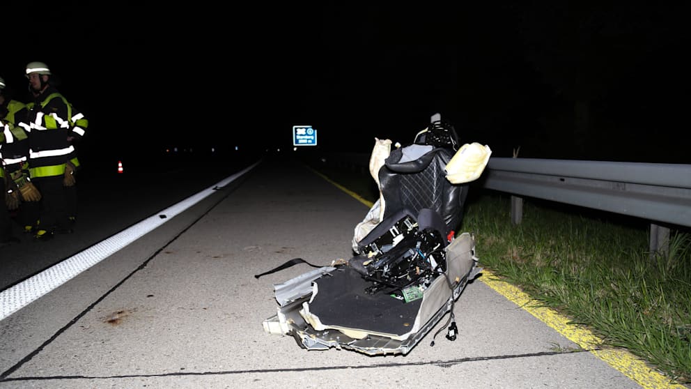 Feuerwehrkräfte am Unfallort im September 2019. Ein Sitz des Audis wurde aus dem Fahrzeug gerissen