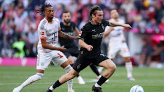 Hat Träume: Rocco Reitz (22, r.) im Duell mit Bayern-Star Michael Olise (23, l.)