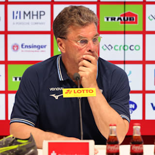 Bochum-Trainer Dieter Hecking verkündet Verlängerung bei Pressekonferenz