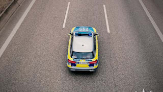 Im Internet: Polizei veralbert Mittelspur-Schleicher auf der Autobahn