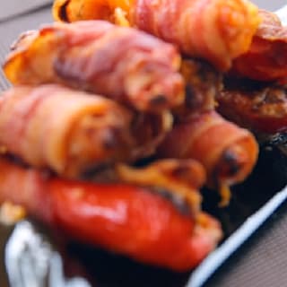 Mit einem Mantel aus Bacon: Aus Paprika und Hackfleisch werden leckere Grill-Happen