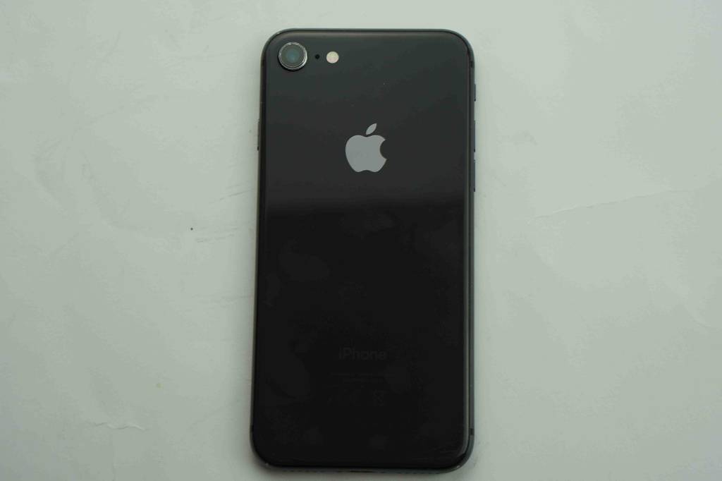 Smartphone-Test: hintere Ansicht eines schwarzen iPhones von Apple.